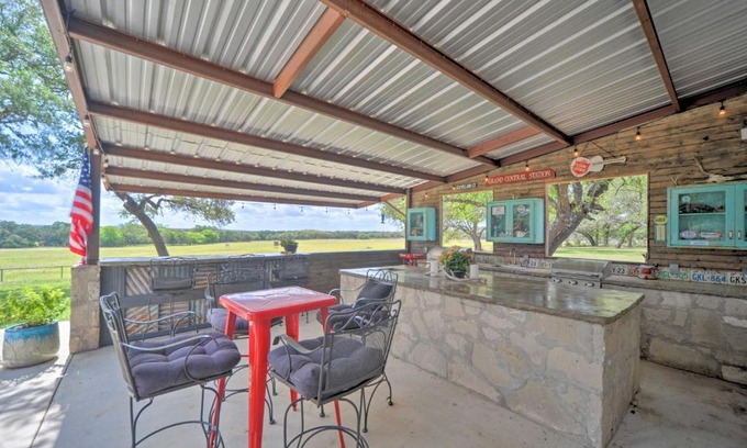 Kendalia Casa | Rebel Reindeer Ranch Retreat Outdoor Oasis