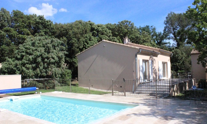 Mondragon Villa | Casa reciente y luminosa en el campo