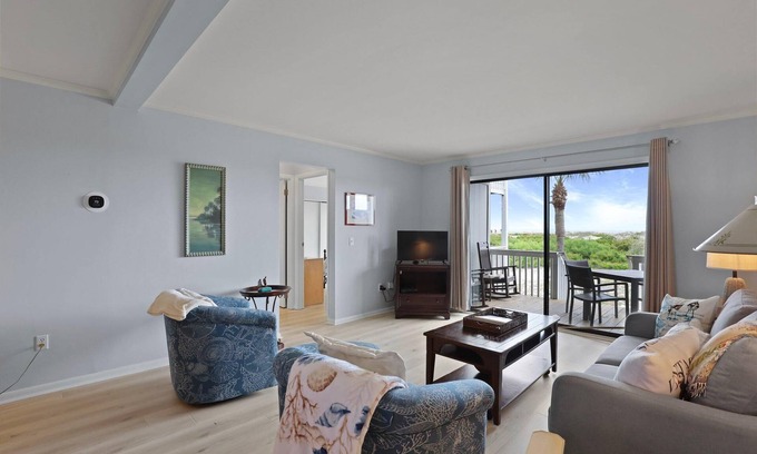 Oceanmarsh Subdivision Condominio | Frente al mar con interior actualizado