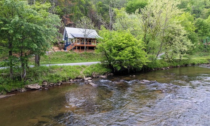 Sylva Cabina | Recently Built Riverfront Cabin on the Tuckasegee minutes away from WCU & Sylva