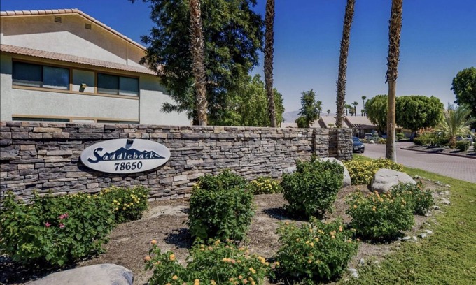 Bermuda Dunes Condominio | Recently remodeled condo, centrally located with ammenities
