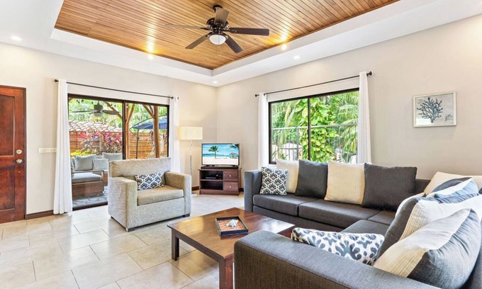 Tamarindo Casa | ¡Recientemente remodelado! Hermosa casa de vacaciones con piscina tropical - Capacidad 6
