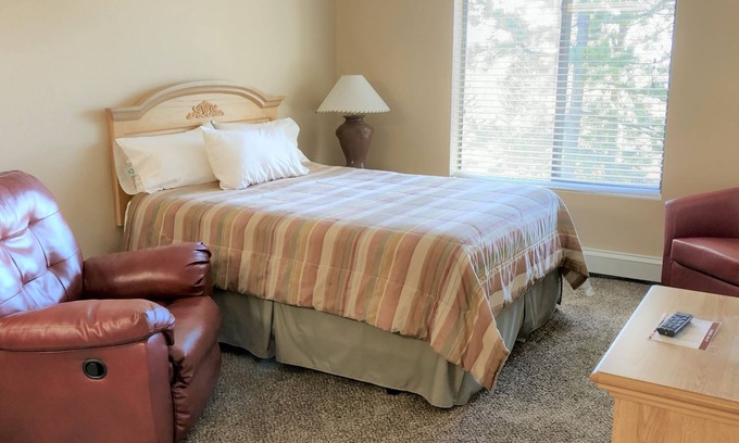 Lead Apartamento | Recently Remodeled Studio at Barefoot Resort located at Terry Peak.