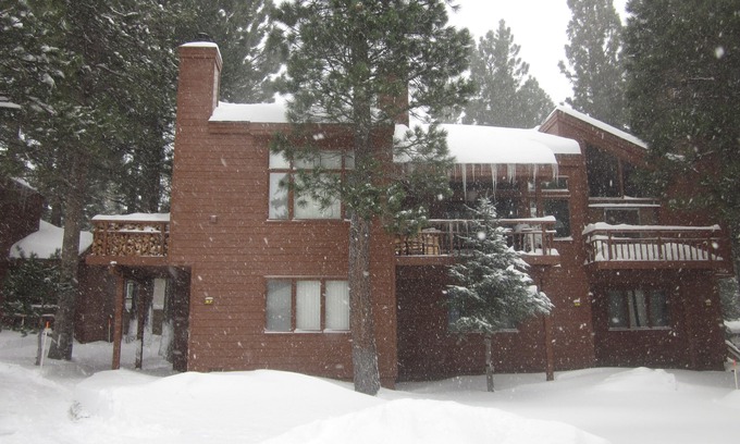 Mammoth Lakes Casa | Casa de pueblo recientemente remodelada: fácil acceso a esquí / senderismo, tiendas y restaurantes