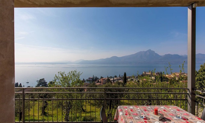 Torri del Benaco Apartamento | Apartamento recientemente renovado, moderno y elegante, con vista al lago.