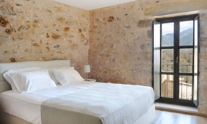 Lefktron Casa | Recientemente renovado 18cent. Con monasterio amurallado jardín y con encanto Servicios