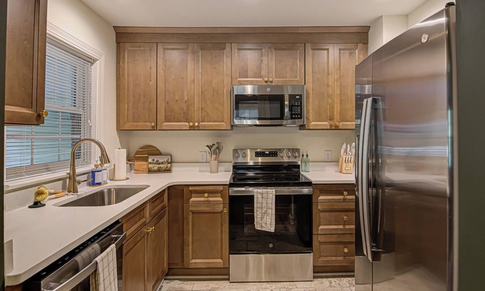 Winston - Salem Casa | Recently renovated luxury duplex unit. Short walk to Atrium WF Baptist Hospital!