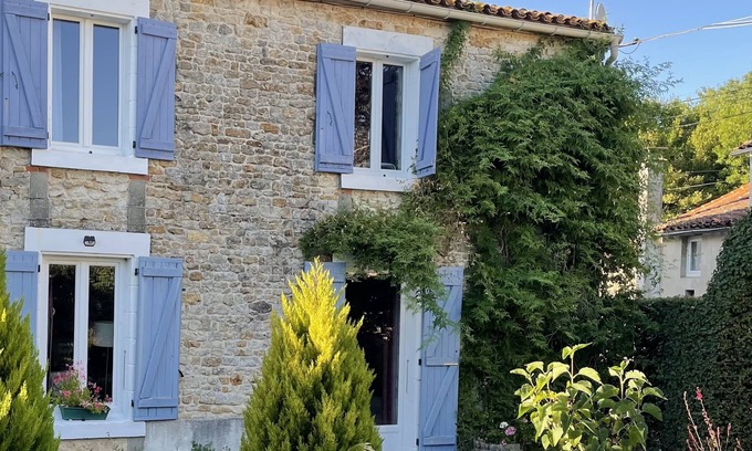 Saint-Valerien Cabaña | Recently renovated cottage in the quiet village of St Valerien