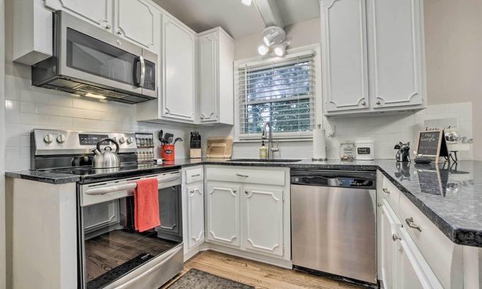 Raleigh Cabaña | Recently Renovated Raleigh Retreat w/ Patio!