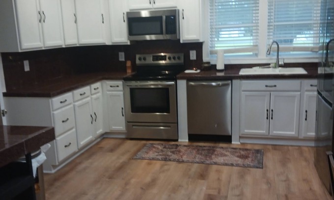 Longs Cabaña | Recently updated cottage minutes from beach, pet friendly, large yard wifi, ac