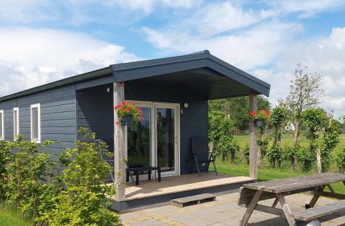 Municipality of Weesp Chalet De Esquí | Recreatie aan de Vecht, chalet 3, genieten van de rust en ruimte en toch dichtbij de stad