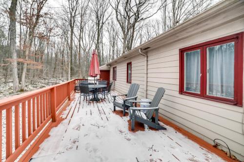Gray Casa | Rector Home with Hot Tub about 6 Mi to Ligonier!
