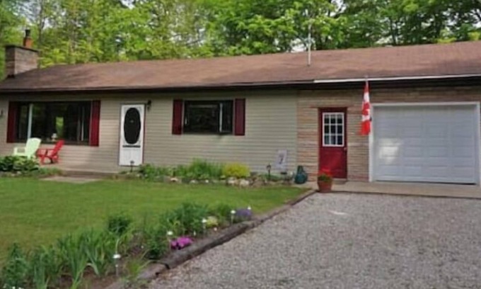 Red Bay Casa | Red Bay Beach Cottage Rental, ON