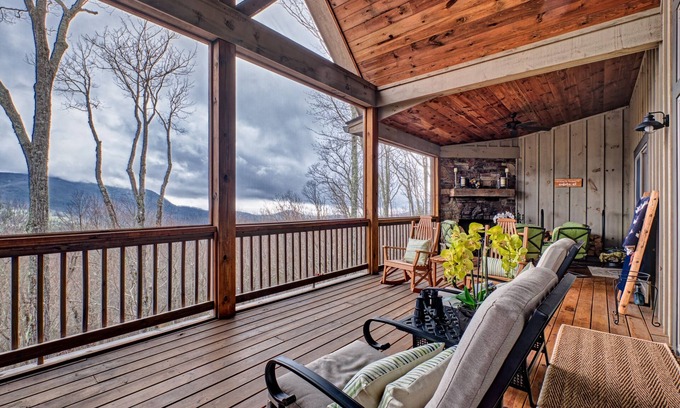Sapphire Casa | Red Bear-Inn! Mountain View Enjoyed From Screened Deck With Fireplace!