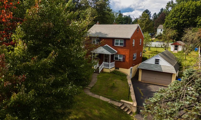 Chalfont Casa | Casa de ladrillo rojo para familia de 6 en barrio tranquilo
