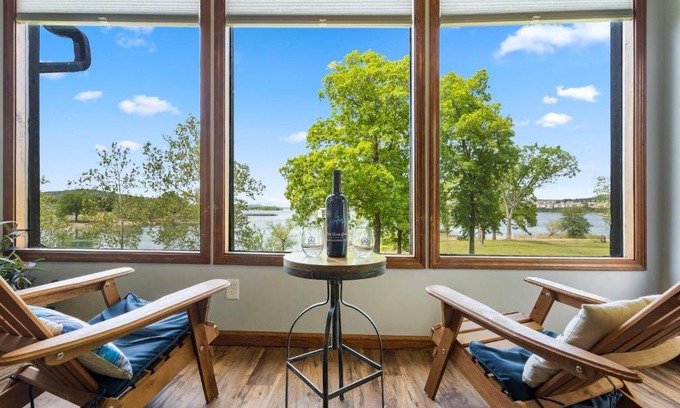 Big Cedars Cabina | Red Bud Cove Lakefront Farm House on Table Rock Lake