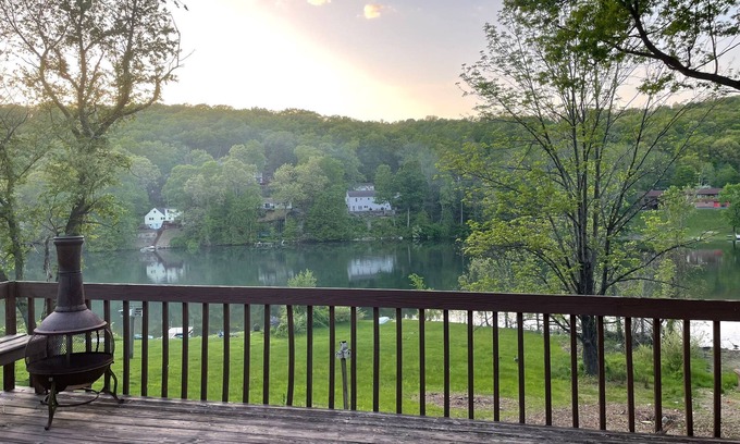 Mcafee Casa | Red Cabin Lake House with Amazing Views!