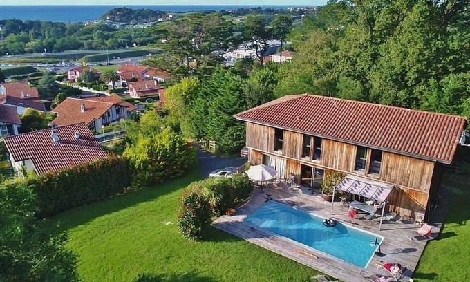 Saint-Jean-de-Luz Casa | Encantadora villa de madera con vistas al mar y piscina.