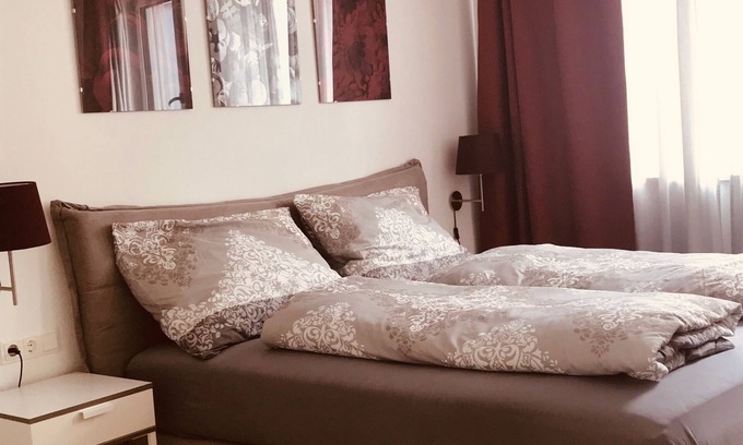 Donaustadt Apartamento | Red Flower Apartment with Pool - 5 min to Lake