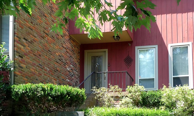 Nashboro Village Casa | The Red House en Nashville - ¡Tarifas bajas de verano!