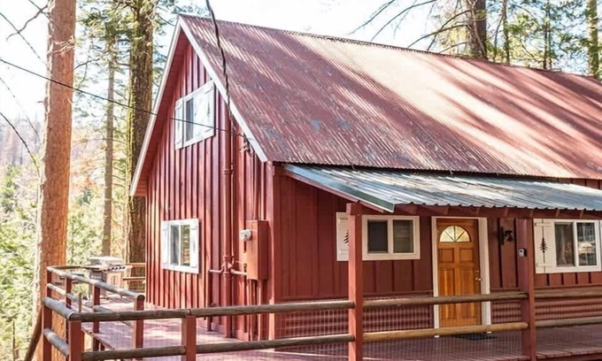 West Village Casa | Red House | Minutes to Shaver Lake!