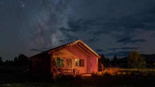 Twizel Casa | Red Hut - touch of luxury - Twizel
