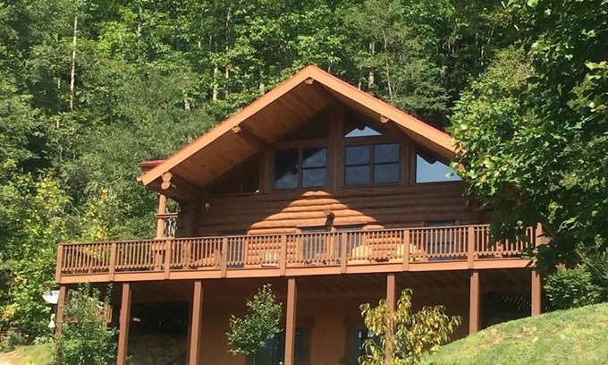 Sylva Cabina | Red Lantern Lodge includes free admission to attractions
