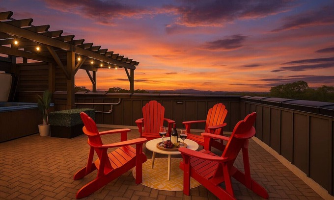 Hadley - Washington Casa | Red Radiance - Hot Tub - Dual Balconies