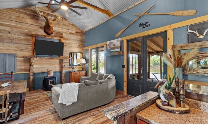 Shreveport Cabina | Red River Lodge with Panoramic River View