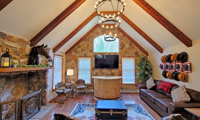 Albrightsville Casa | Red Rock Run - Lux 6 BR Secluded Hot Tub & Linens