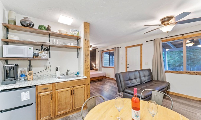 Martin City Cabina | Red Roof Cabin at Spotted Bear Retreat