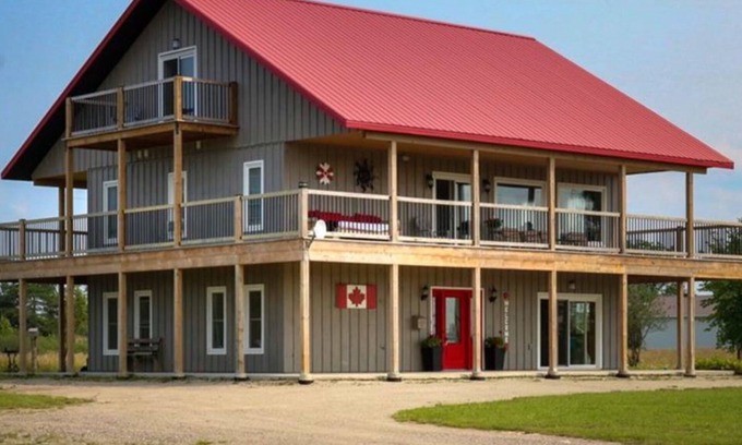 Meaford Chalet De Esquí | Red Roof Chalet in close proximity to beaches, trails, golf and Blue Mountains.