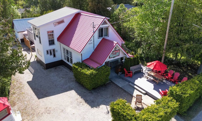 Tobermory Casa | Red Roof Cottage-Sleeps 22 | 5 Mins to Downtown Tobermory!