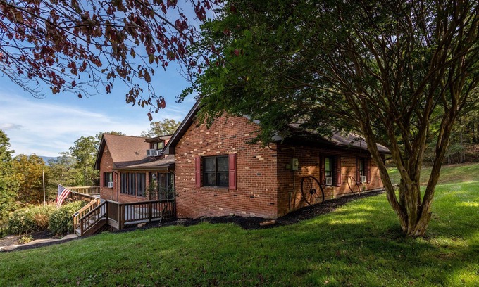 Luray Cabina | Red Rooster Rustic Cabin *Heated Pool and Hot Tub*