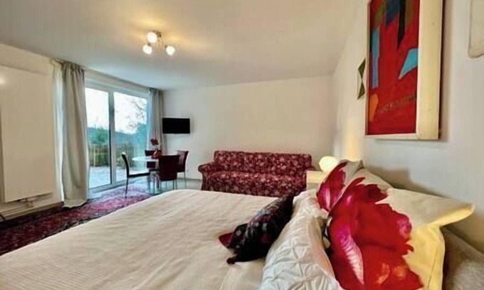 Eddigehausen Apartamento | 🌹Red Rose – A Symbol of Timeless Beauty🌹