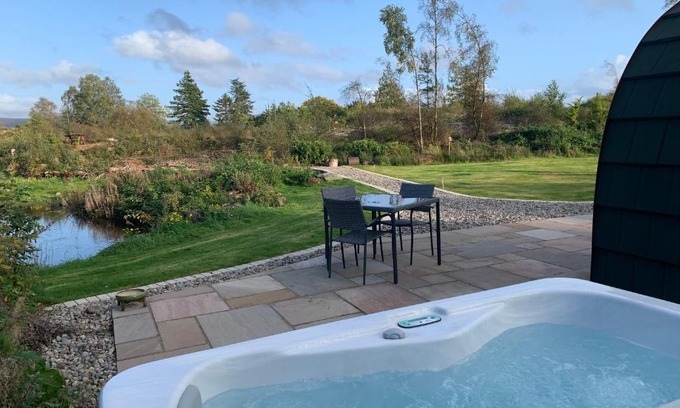 Oban Casa | Red Squirrel Pod with Hot Tub