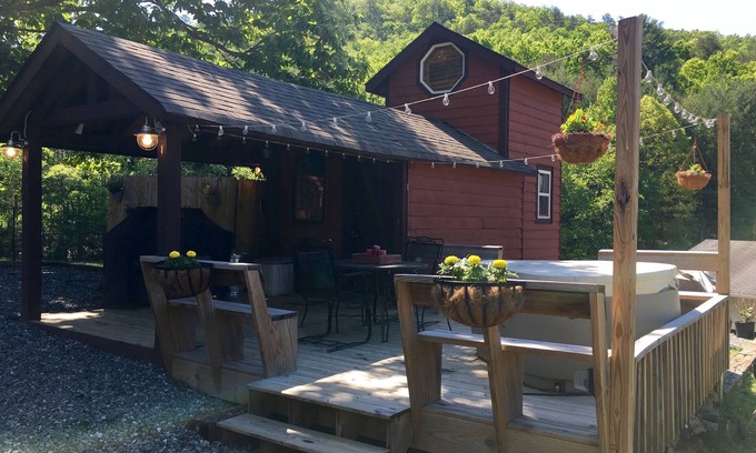 Clayton Casa | Red Tiny House In The Mountains - cascada, jacuzzi y vistas impresionantes de la granja
