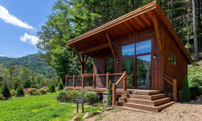 Banner Elk Cabina | Red Wolf Chalet -Tiny Home with Eagles Nest amenities, private fire pit, pet friendly