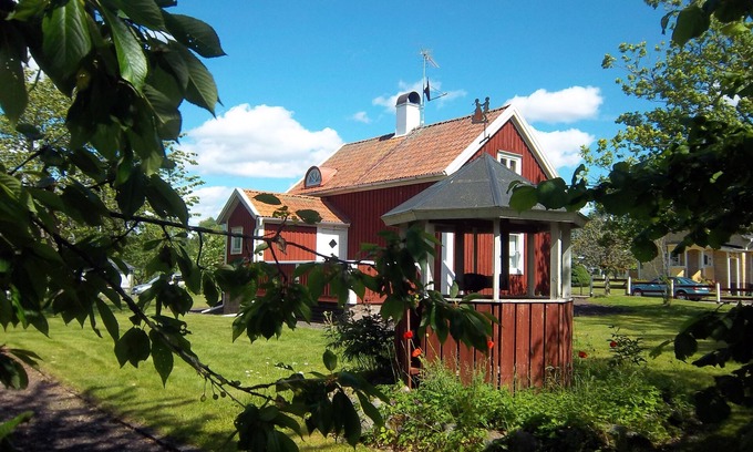 Klavrestrom Hotel | Casa de madera roja cerca del lago y campo de golf con barco