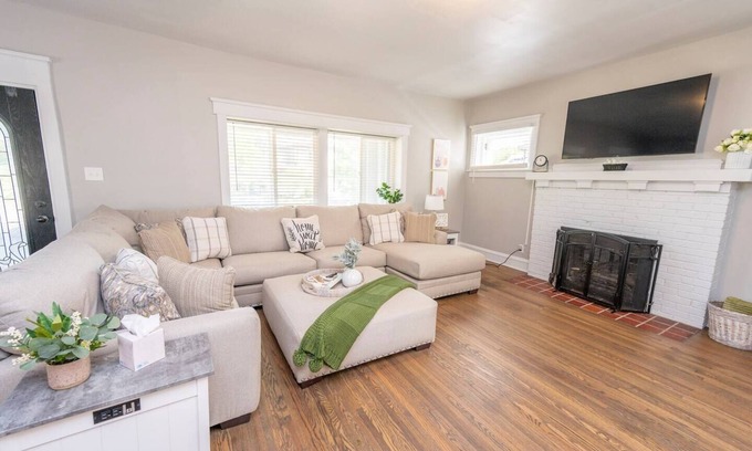 Michigan City Casa | Red Zen | HotTub-all yr | Firepit | Grill | DogsOK