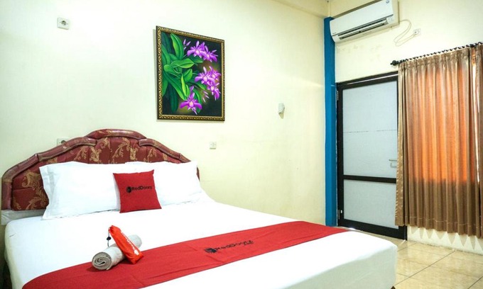 Ende Casa | RedDoorz near H. Hasan Aroeboesman Airport