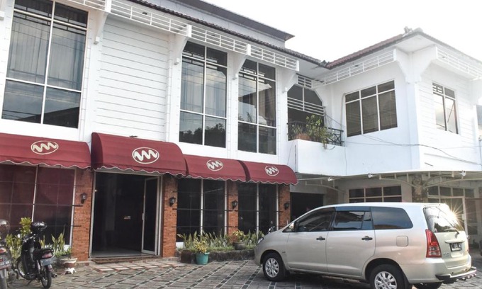 Klojen Hotel | RedDoorz near Kampung Warna Warni