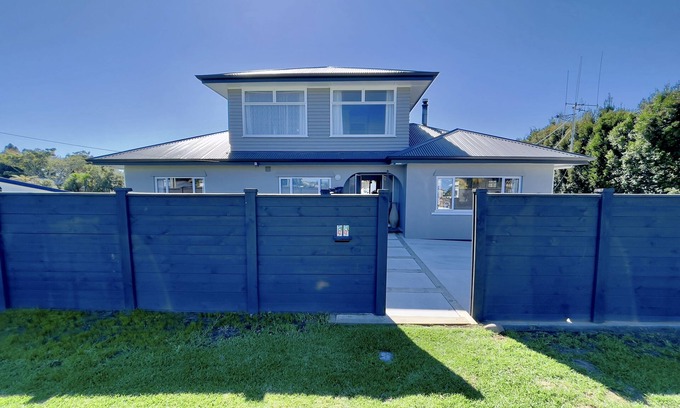Tauranga Casa | Redecorated home that sleeps 10, comfortably.