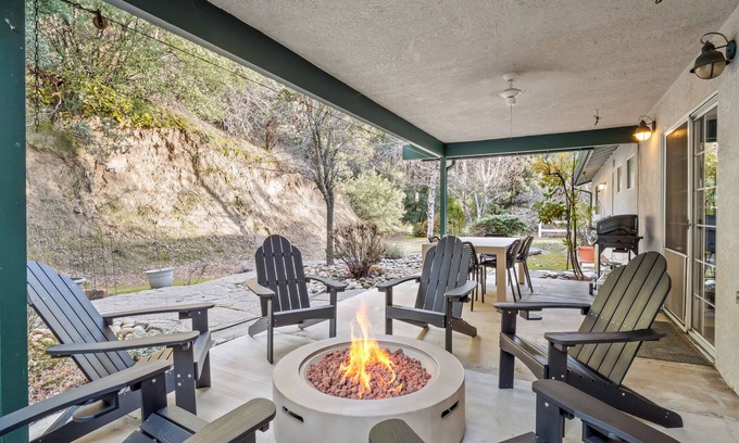 Ahwahnee Casa | Redesigned - Fire pit - BBQ - Sleeps 12 - King Bed