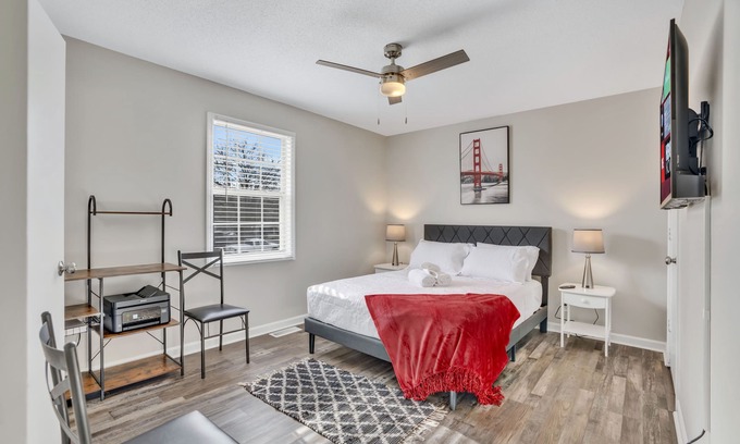 Clarksville Casa | RedRanch-300mbps WiFi-WorkSpace
