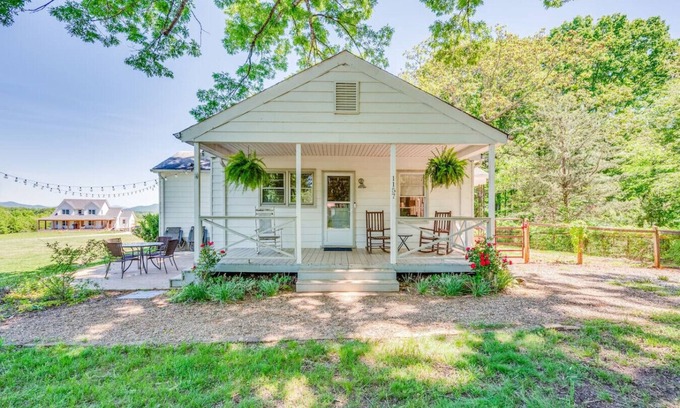 Bedford Apartamento | Cozy 3BR Cottage | Amazing View, Firepit, Big Yard