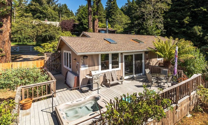 Trinidad Casa | Redwood Beach Retreat - Hot Tub, Walk to Beach, 3 King beds!
