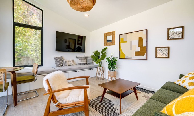 Roosevelt Casa | Redwood City Escape with Big-Screen TV!