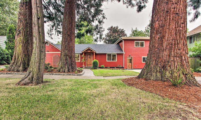 Market District Casa | Redwood Home/Hot Tub/Near UofO and River Path.
