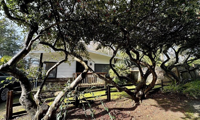 Crescent City Cabaña | Redwood Trails & Ocean Access 5 Mins Away
